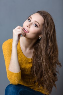 güzel bir kadın kameraya bakıyor