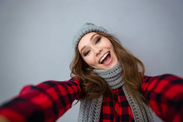 Mulher rindo de chapéu e cachecol fazendo foto selfie — Fotografia de Stock