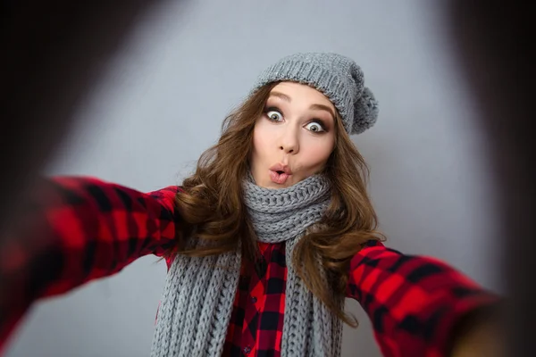 Mulher engraçada fazendo foto selfie — Fotografia de Stock