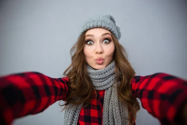 Mujer encantadora haciendo foto selfie — Foto de Stock