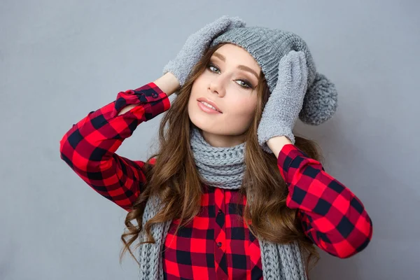 Gelukkige vrouw in winter doek camera kijken — Stockfoto