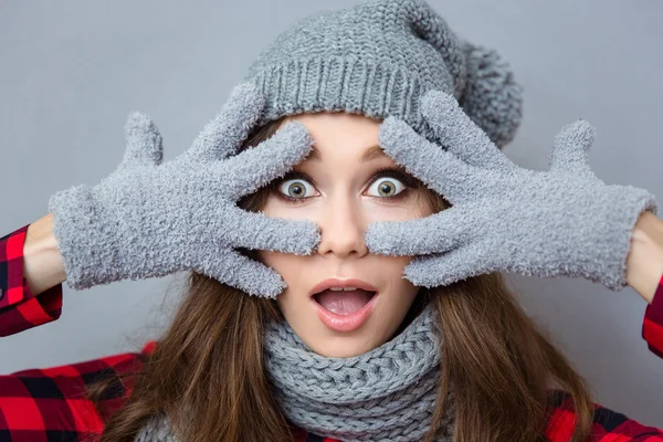 Charmante verbaasd vrouw kijken camera — Stockfoto