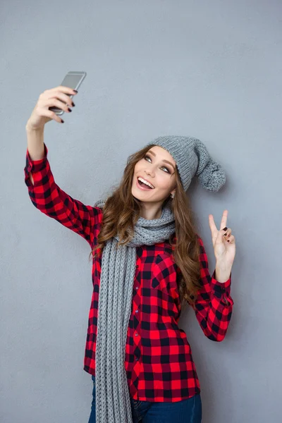 Vrouw maken selfie foto en vredesteken weergegeven: — Stockfoto