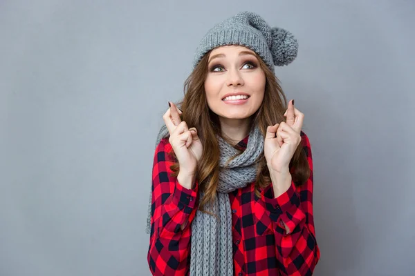 Schöne Frau betet mit gedrückten Daumen — Stockfoto