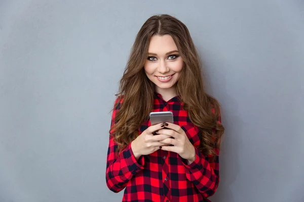Szczęśliwy nastolatek dziewczyny korzystanie smartphone — Zdjęcie stockowe