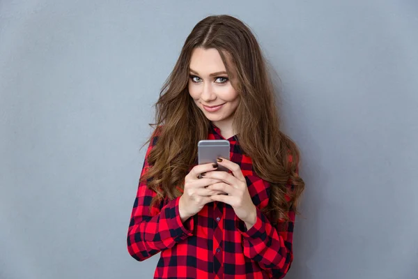 Lachende mooie vrouw met smartphone — Stockfoto