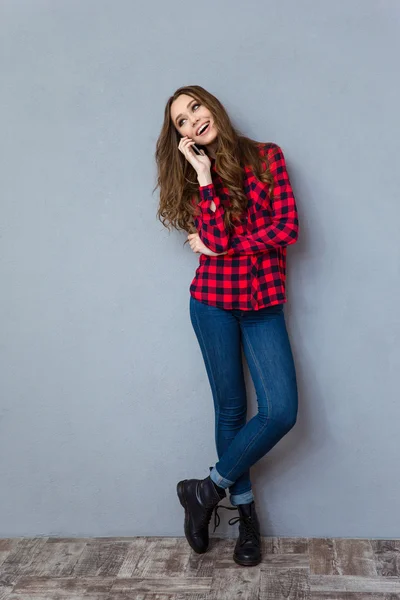 Mujer joven y feliz hablando por teléfono móvil — Foto de Stock