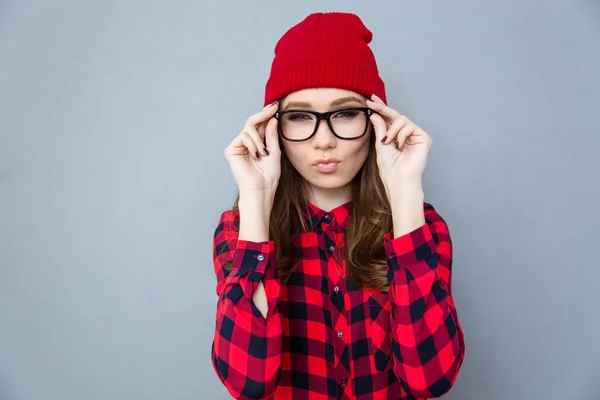 Frau mit Brille blickt in Kamera — Stockfoto