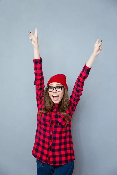 Femme joyeuse debout avec les mains levées — Photo