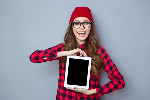 Mulher rindo mostrando tela do computador tablet em branco — Fotografia de Stock