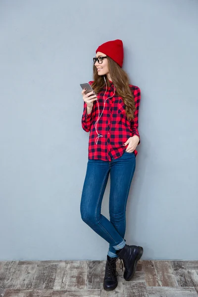 Hipster vrouw luisteren muziek op smartphon — Stockfoto