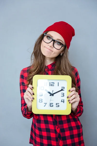 Hipster žena držící nástěnné hodiny — Stock fotografie