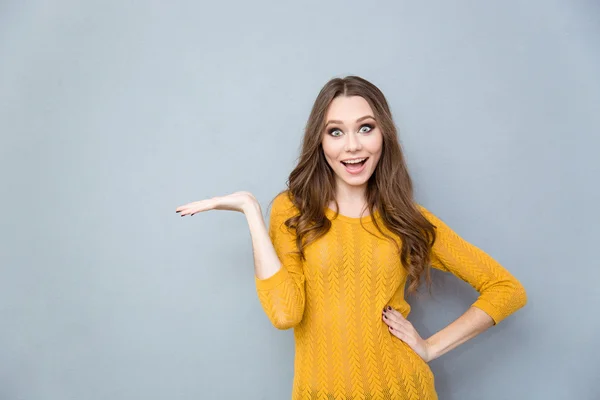 Mujer bonita sosteniendo copyspace en la palma — Foto de Stock