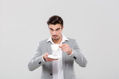 Kendine güvenen işadamı kahve içme