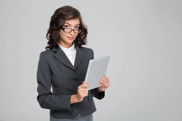 Jonge zakenvrouw in bedjes met behulp van Tablet PC — Stockfoto