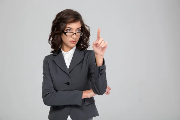 Koncentrerad smart kvinna som pekar på copyspace — Stockfoto
