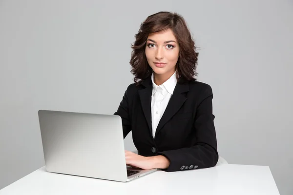 Självsäker vacker affärskvinna arbetar med laptop — Stockfoto