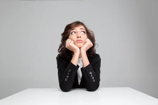 Portrait de jeune femme songeuse détournant les yeux — Photo