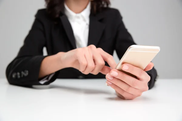 Manos de mujer usando teléfono móvil — Foto de Stock