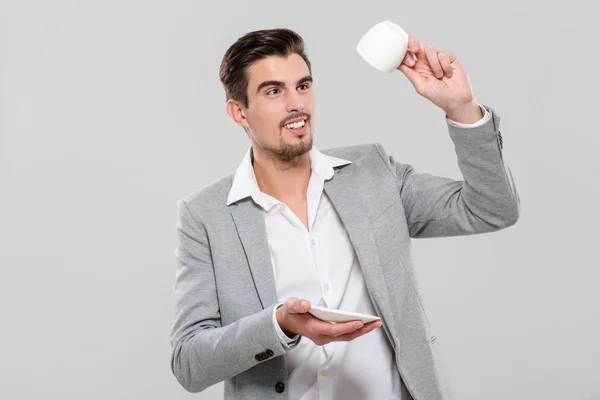 Bonito homem segurando copo vazio — Fotografia de Stock