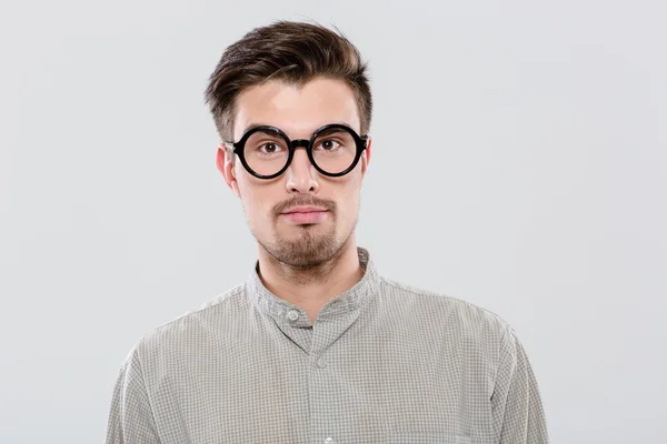 Retrato de estudiante guapo y confiado en gafas redondas negras — Foto de Stock