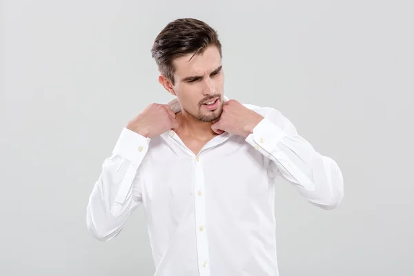 Encantador hombre ajustando su camisa —  Fotos de Stock