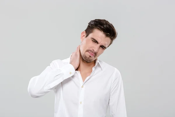 Hombre atractivo tiene un dolor de cuello —  Fotos de Stock
