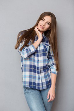 Kameraya bakarak gülümseyen casual kadın 