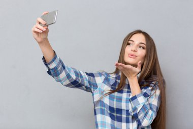 Güzel kız selfie bir hava öpücük gönderme yapma 