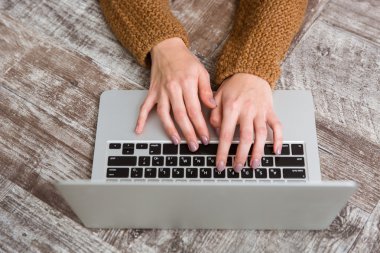 Tipik dizüstü klavye üzerinde eller Üstten Görünüm 