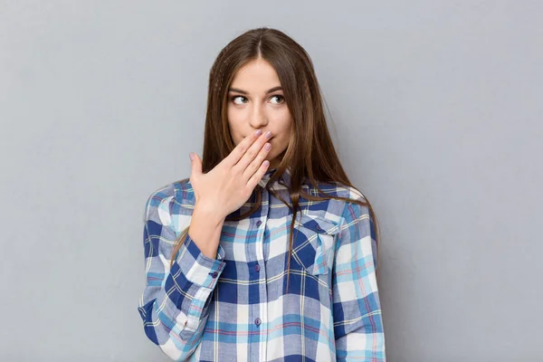 Frau bedeckt ihren Mund mit Handfläche — Stockfoto