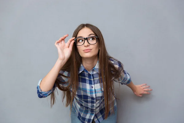 Porträtt av smart undersökande tjejen i glasögon — Stockfoto