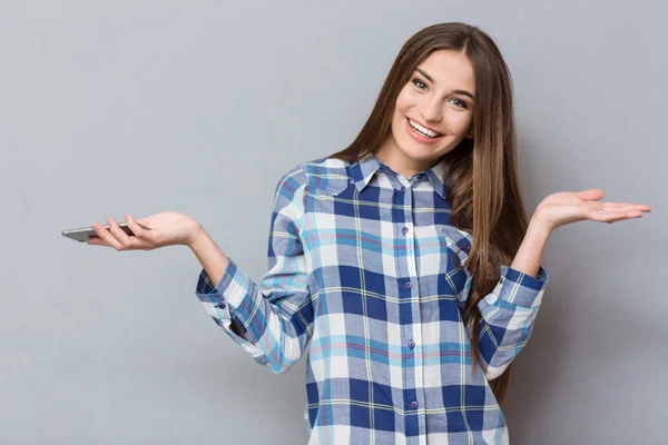 Glückliche Frau mit Handy und Kopierplatz auf den Handflächen — Stockfoto