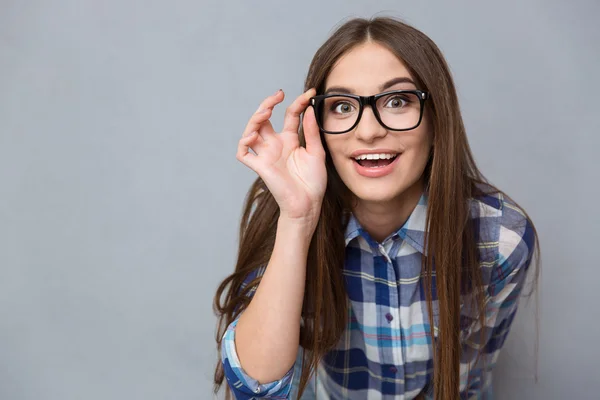 Nyfiken glad kvinna i glasögon tittar på kameran — Stockfoto