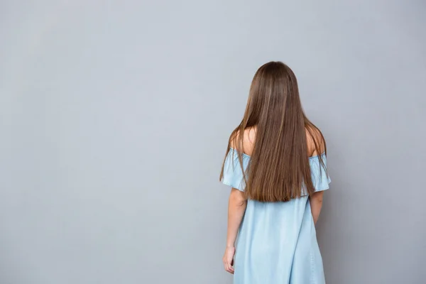 Rückseite der jungen Frau im blauen Kleid — Stockfoto