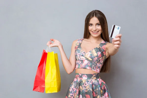 Boldog női shopper mutatja egy hitelkártya, és mosolyogva — Stock Fotó