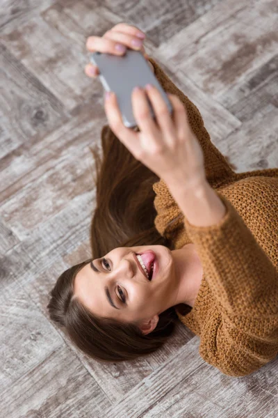 Vrij grappig schattig meisje valse maken selfie en weergegeven: tong — Stockfoto
