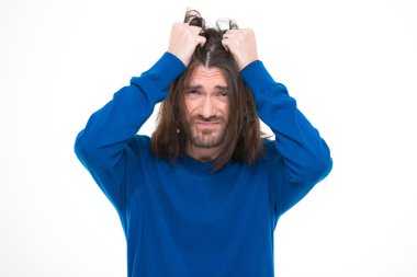 Depresif stresssed adam onun saç koparmak