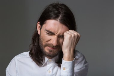 Uzun saç ve sakal ile depresif adam