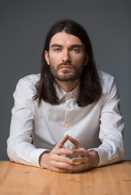 Masada oturan ciddi adam