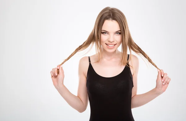 Lustige lustige hübsche junge Frau spielt mit Haaren — Stockfoto