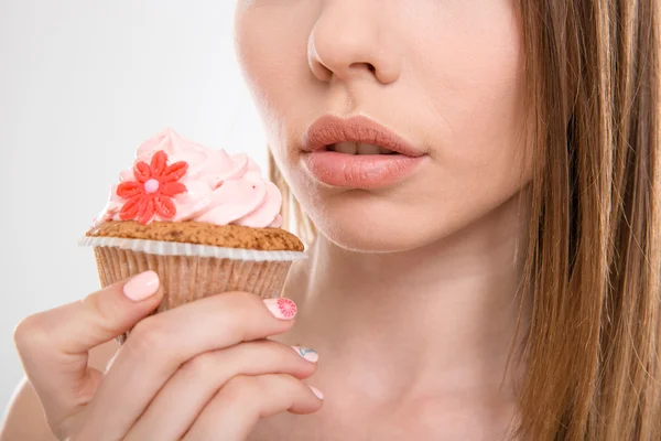 Ziemlich sinnliche Frau versucht, einen Cupcake essen — Stockfoto