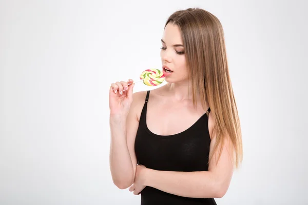 Чуттєва приваблива дівчина дегустує барвисті цукерки — стокове фото