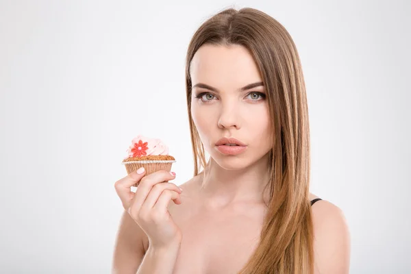 Primer plano de joven hermosa mujer con cupcake — Foto de Stock
