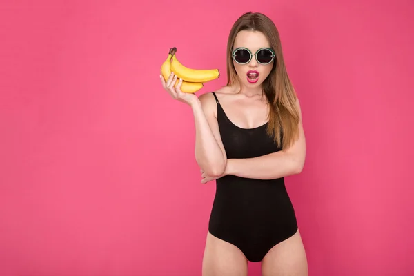 Attraktive junge Mädchen öffnen ihren Mund und halten Bananen — Stockfoto