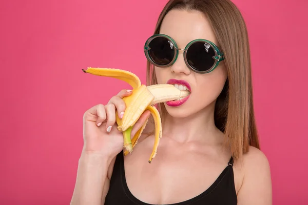 Primer plano de joven modelo seductor comiendo plátano — Foto de Stock