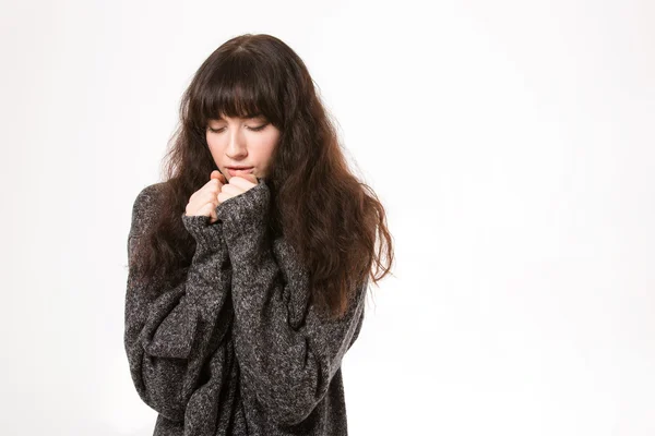 Porträt einer jungen Frau mit geschlossenen Augen — Stockfoto