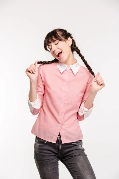 Cheerful female teenager singing — Stockfoto