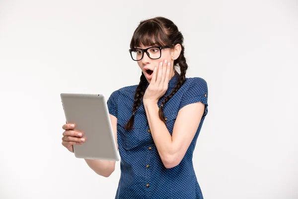 Шокированная женщина с помощью планшетного компьютера — стоковое фото