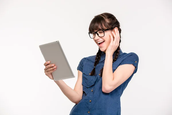 Rindo jovem mulher usando tablet computador — Fotografia de Stock